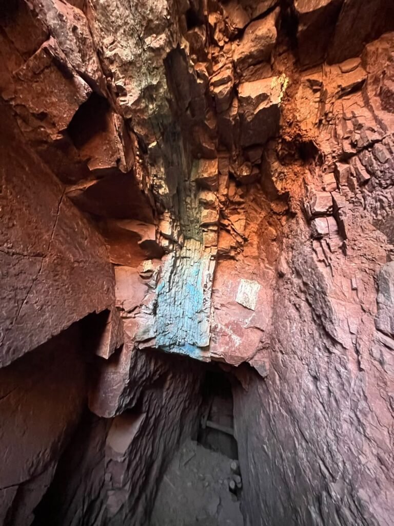 Galeria de mina com veios de mineralização