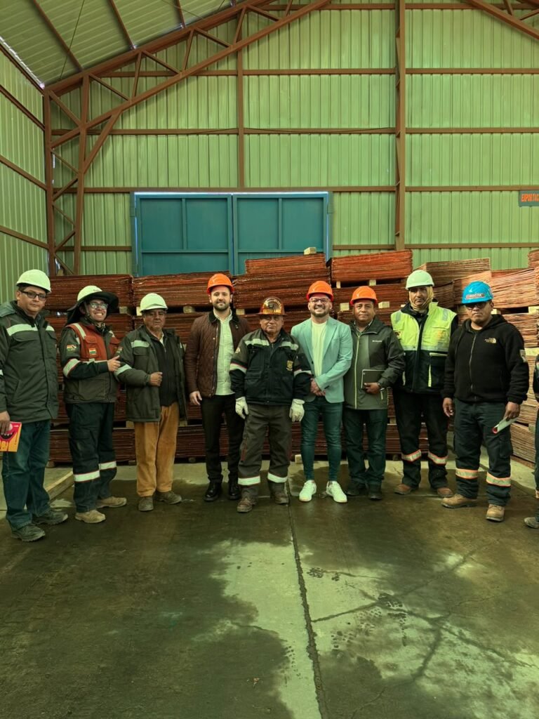 Visita ao armazém de catodos de cobre
