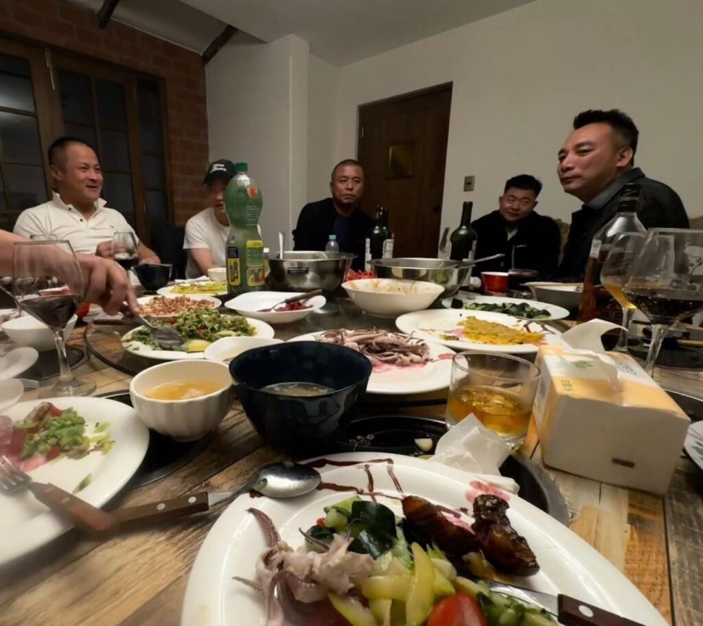 Jantar com parceiros asiáticos, fortalecendo a confiança nos negócios